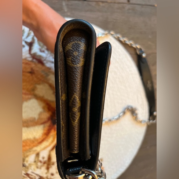 LOUIS VUITTON Portefeuille Twist Chain - Picture 6 of 16